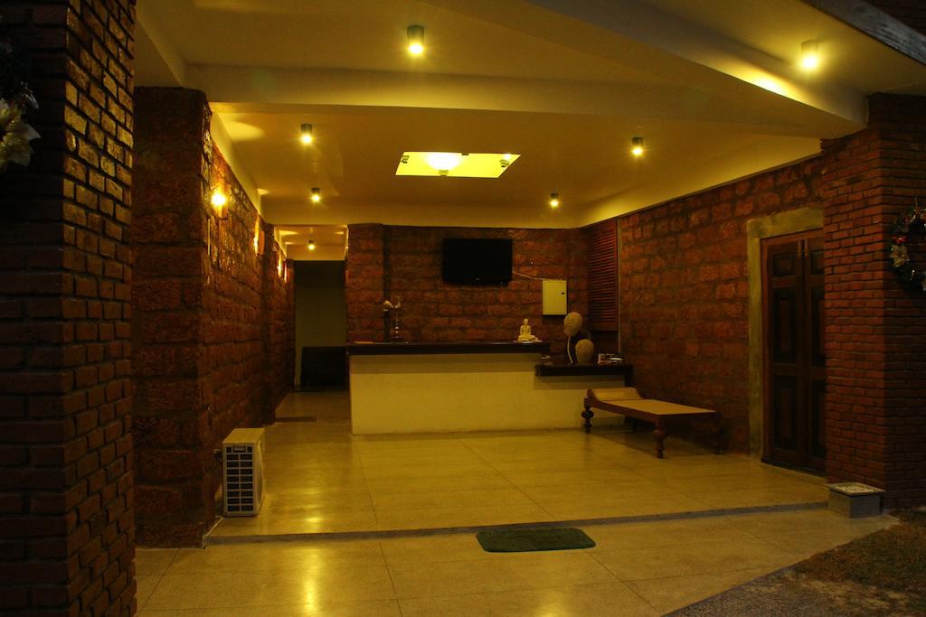 Lanka Bangla Inn Villas Restaurant & Travels Katunayake Exterior photo