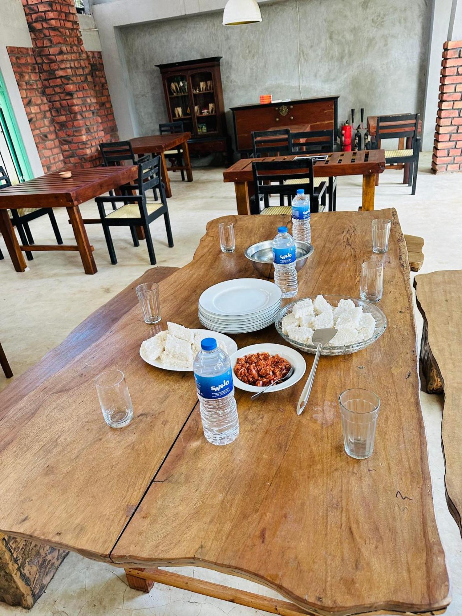 Lanka Bangla Inn Villas Restaurant & Travels Katunayake Exterior photo