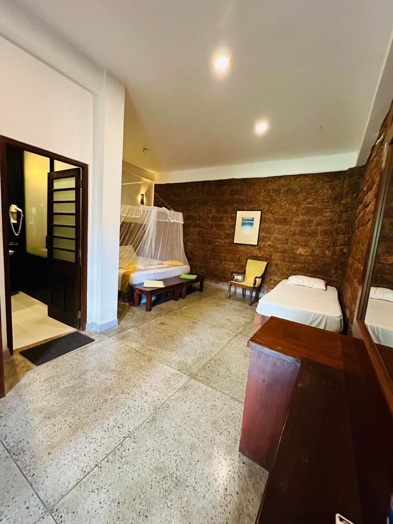 Lanka Bangla Inn Villas Restaurant & Travels Katunayake Exterior photo