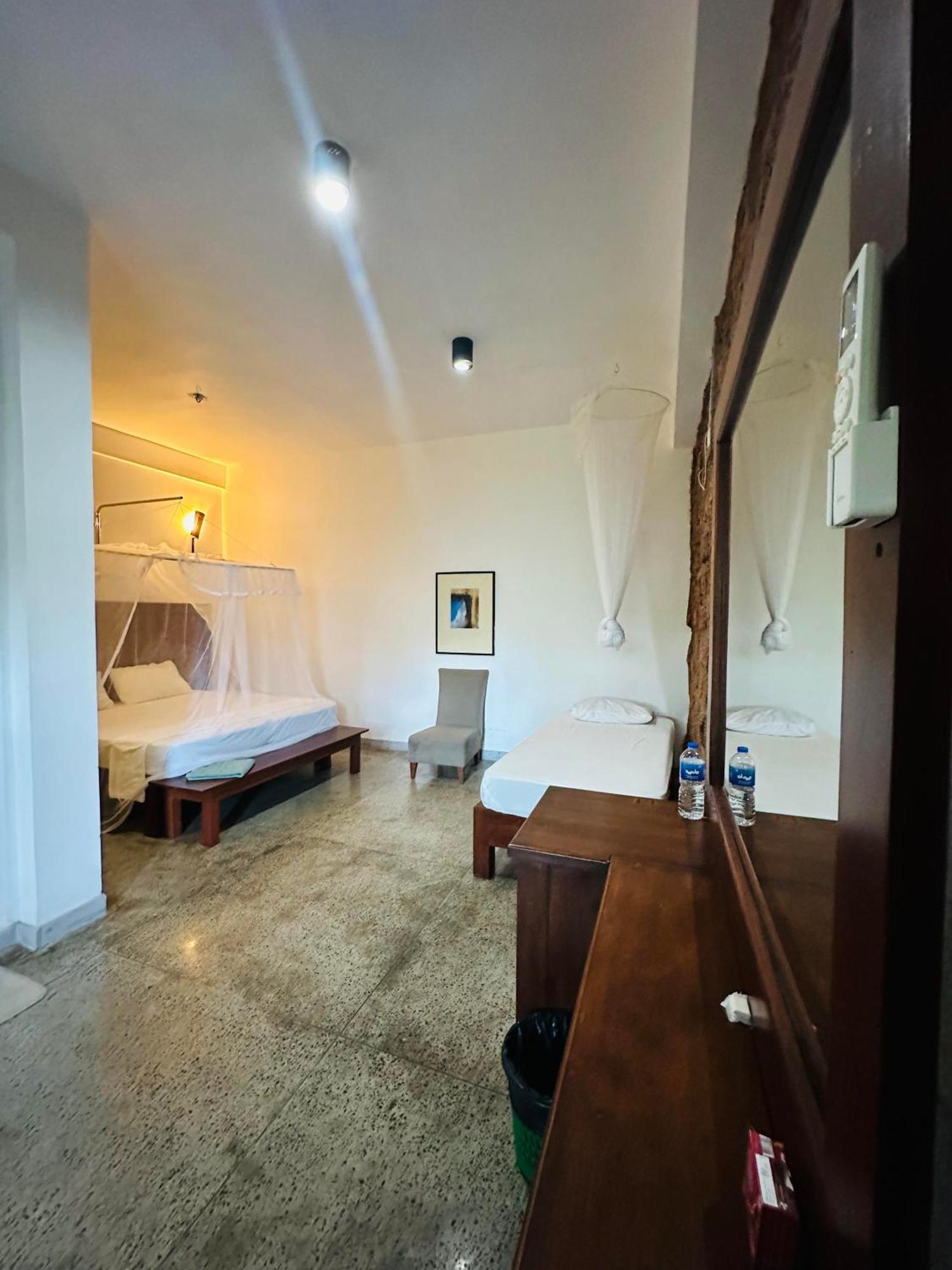 Lanka Bangla Inn Villas Restaurant & Travels Katunayake Exterior photo
