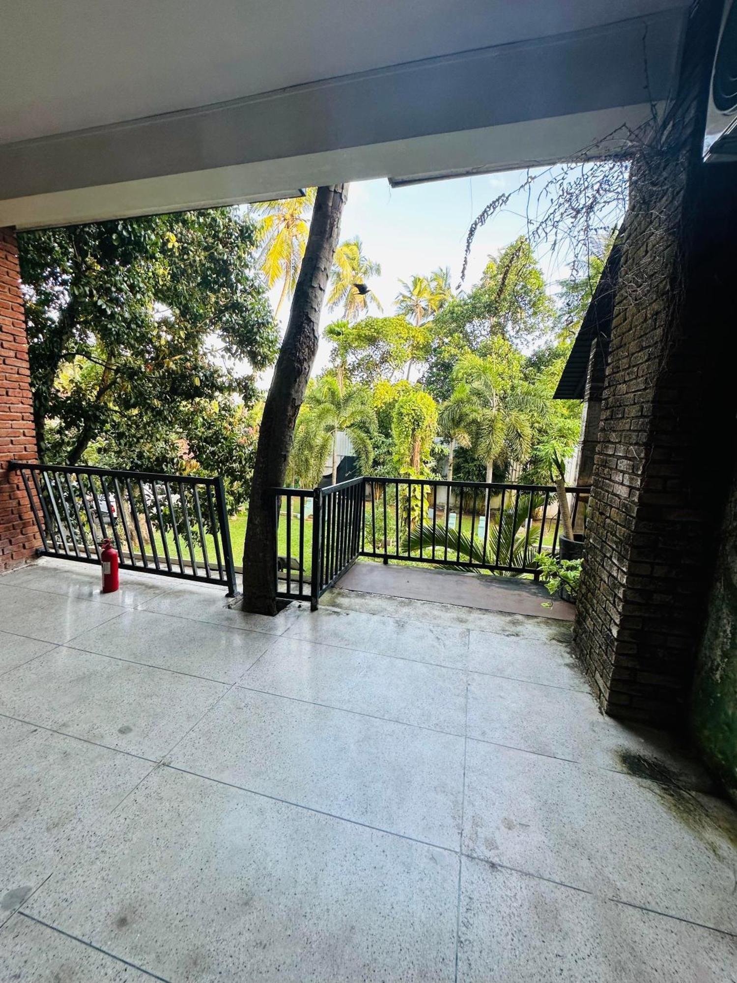 Lanka Bangla Inn Villas Restaurant & Travels Katunayake Exterior photo