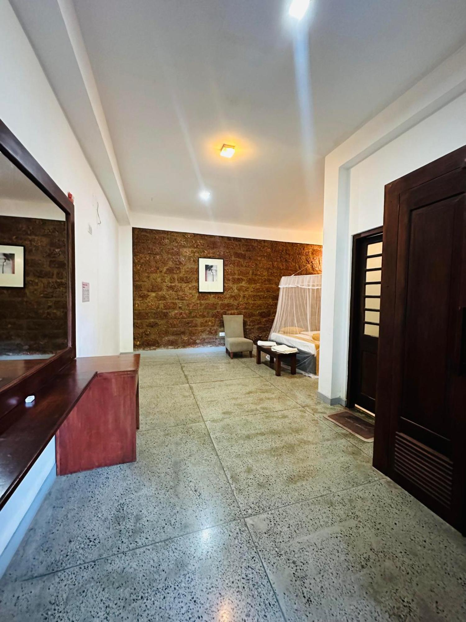 Lanka Bangla Inn Villas Restaurant & Travels Katunayake Exterior photo