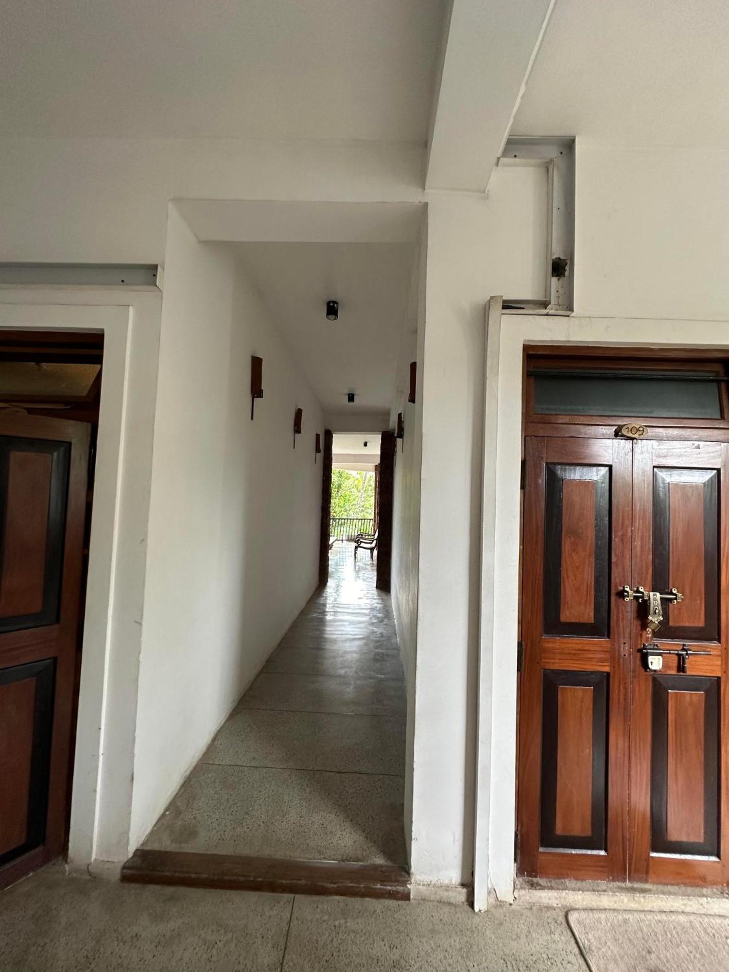 Lanka Bangla Inn Villas Restaurant & Travels Katunayake Exterior photo