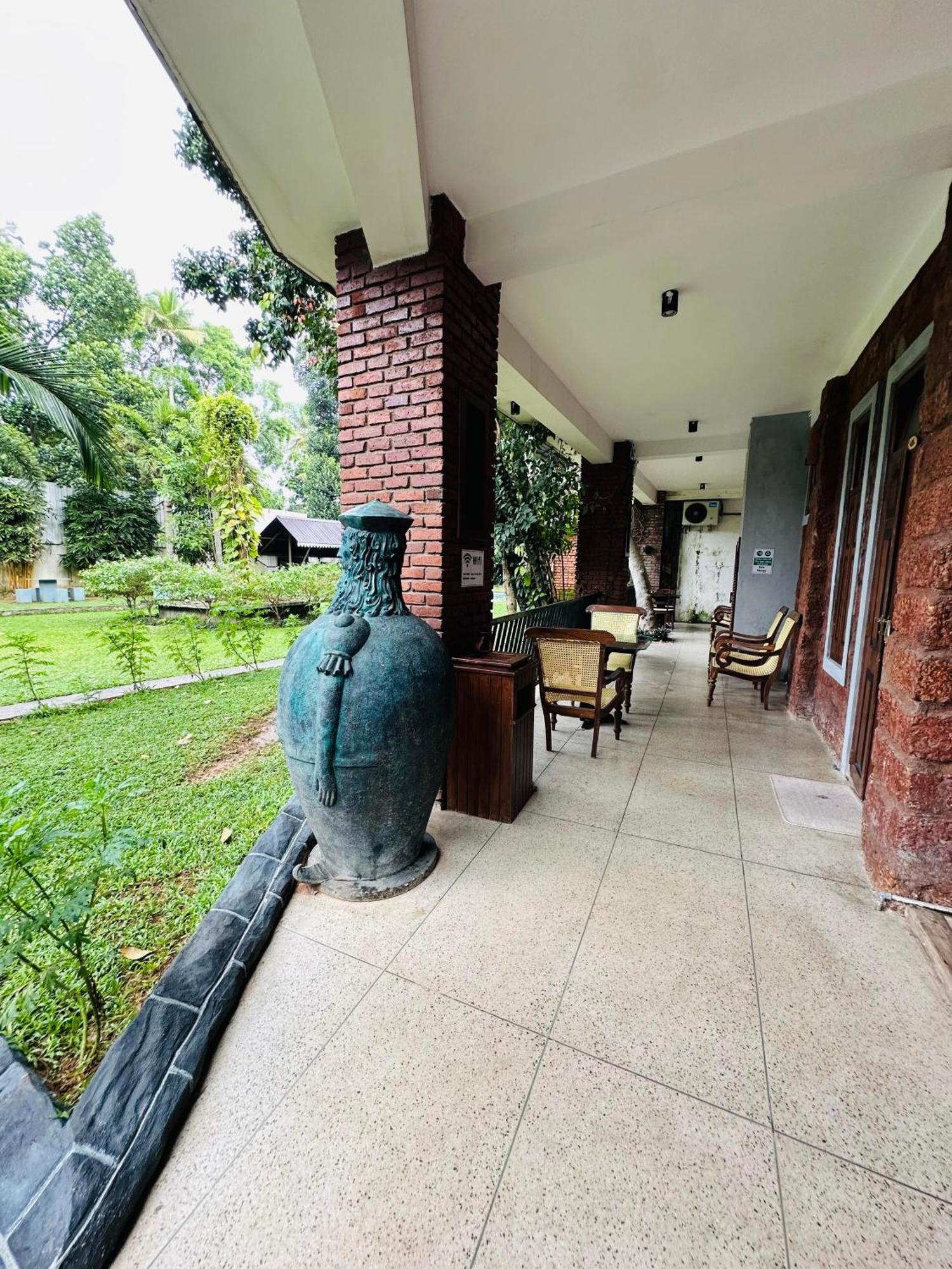 Lanka Bangla Inn Villas Restaurant & Travels Katunayake Exterior photo