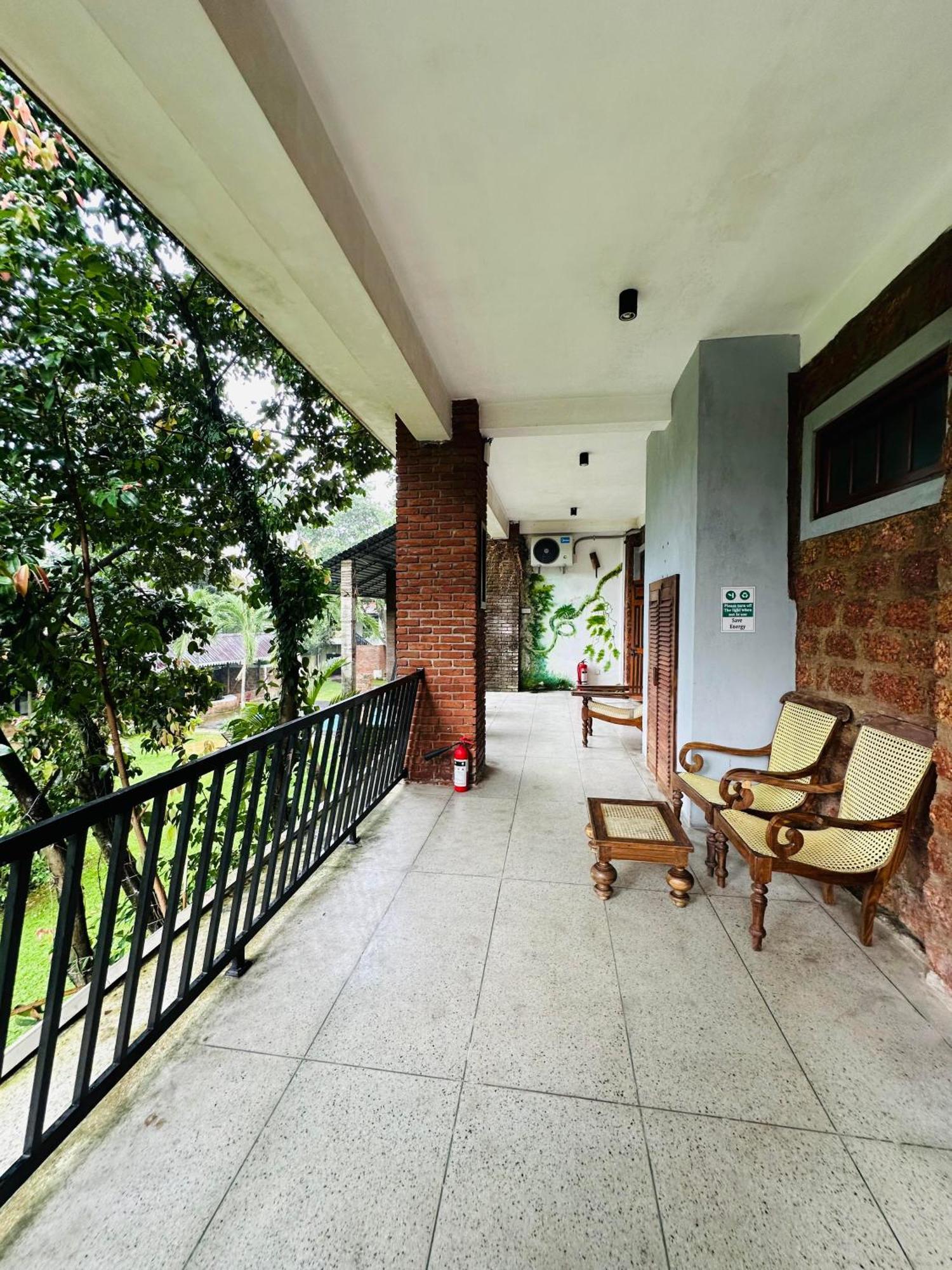 Lanka Bangla Inn Villas Restaurant & Travels Katunayake Exterior photo