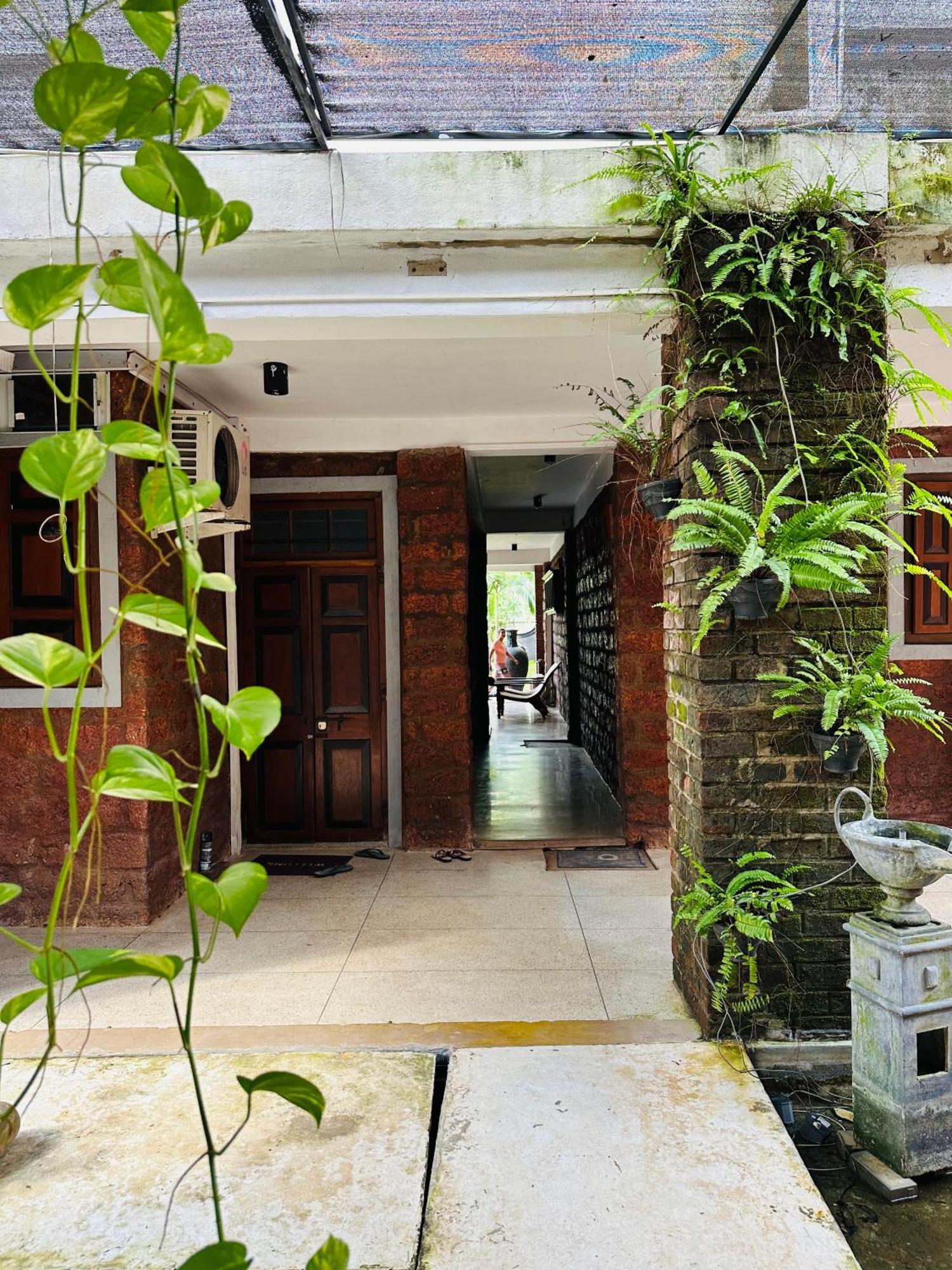 Lanka Bangla Inn Villas Restaurant & Travels Katunayake Exterior photo