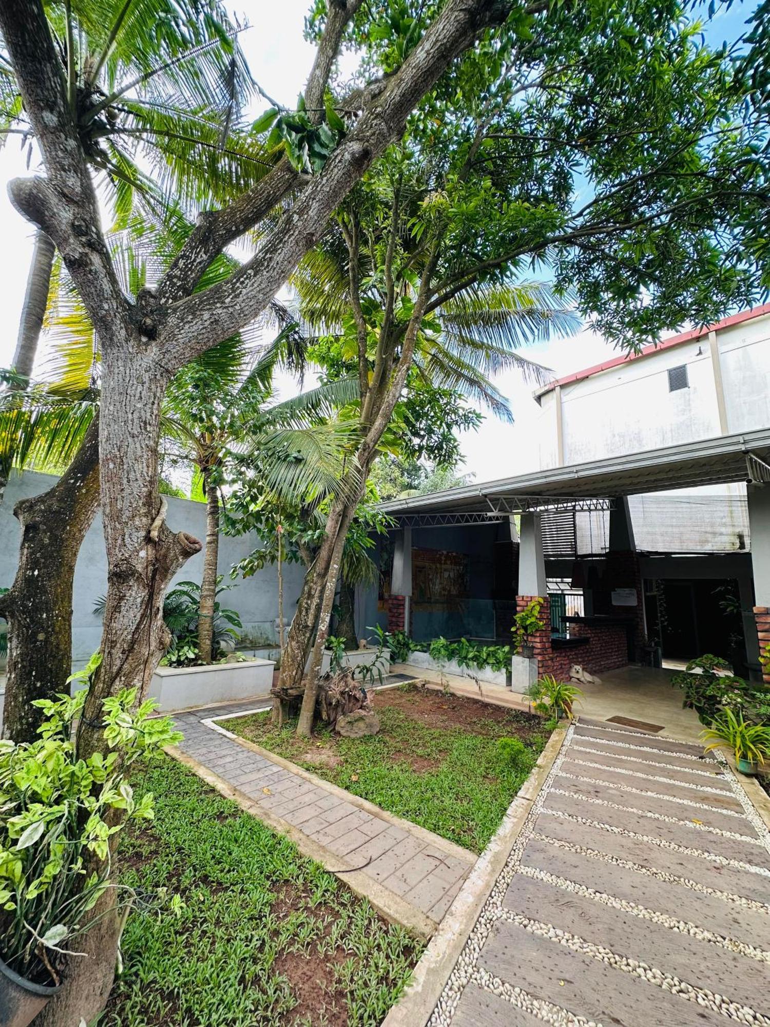 Lanka Bangla Inn Villas Restaurant & Travels Katunayake Exterior photo